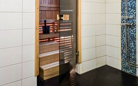 Oravajärven Talo (Ent. Suomela): Pavimentazione, Pavimento, Interior Design, Piastrella, Idraulico, Idraulico Fixture, Bicchiere, Bagno, Color Legno