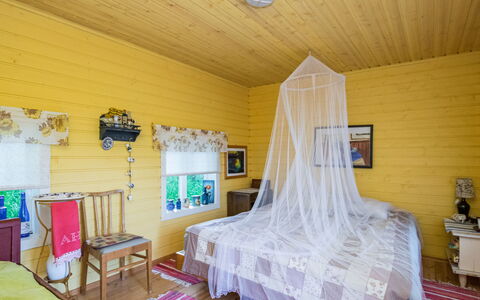 Kekkola: Letto, Mobilia, Camera Da Letto, Interior Design, Bedding, Lenzuolo, Pavimentazione, Legna, Pavimento, Camera
