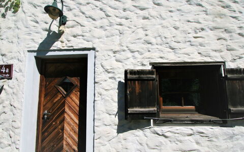 Vogelhütte: Legna, Finestra, Costruzione, Facciata, Porta, Rettangolo, Brick, Muro ​​Di Pietra, Tetto, Shade