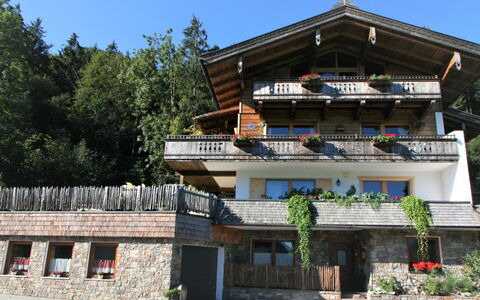 Chalet Astholz: Pianta, Cielo, Albero, Tempo Libero, Facciata, Immobiliare, Tetto, Tempio, Costruzione