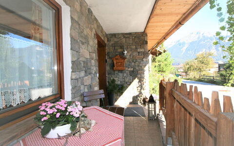 Chalet Astholz: Pianta, Proprietà, Finestra, Costruzione, Vaso Di Fiori, Fiore, Tavolo, Pianta Della Casa, Interior Design, Legna