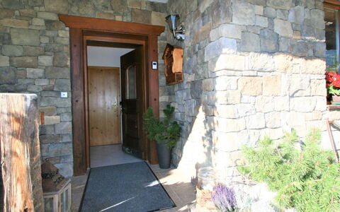 Chalet Astholz: Pianta, Costruzione, Proprietà, Porta, Interior Design, Architettura, Pianta Della Casa, Casa, Vaso Di Fiori, Legna