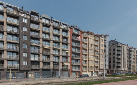 Skyview with Parking and Balcony: Cielo, Costruzione, Finestra, Urban Design, Casa, Palazzone, Condominio, Pianta, Albero, Zona Residenziale