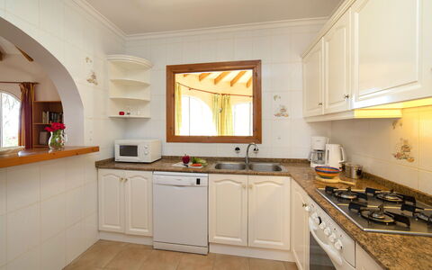 Oronella: Cabinetry, Controsoffitto, Lavello, Rubinetto, Lavandino Della Cucina, Proprietà, Idraulico Fixture, Cucina, Legna, Costruzione