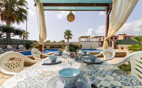 Antonella: Acqua, Tavola, Proprietà, Pianta, Cielo, Mobilia, Tavolo, Azzurro, Dishware, Sedia