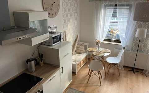 Schillerplatz: Proprietà, Mobilia, Cabinetry, Stufa A Gas, Cucina Stufa, Controsoffitto, Elettrodomestico Da Cucina, Cucina, Sedia, Piano Cottura