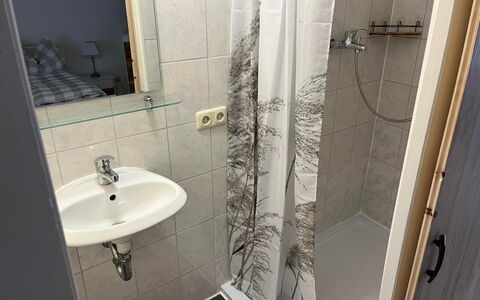 Schillerplatz: Rubinetto, Proprietà, Idraulico Fixture, Lavello, Lavandino Del Bagno, Bagno, Specchio, Doccia Porta