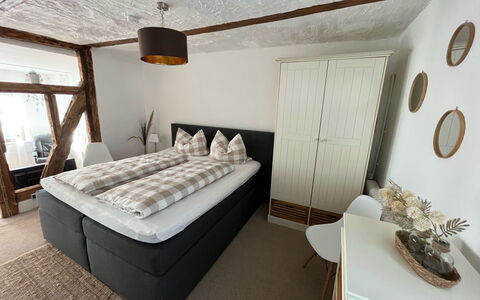Schillerplatz: Costruzione, Legna, Comfort, Interior Design, Pavimento, Casa, Pavimentazione, Shade, Finestra, Telaio Del Letto