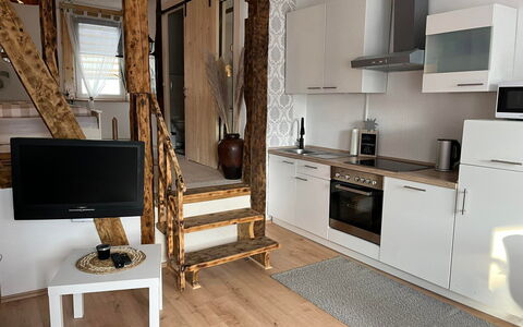 Schillerplatz: Proprietà, Mobilia, Cabinetry, Legna, Controsoffitto, Interior Design, Soggiorno, Elettrodomestico, Pavimento, Pavimentazione