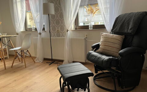 Schillerplatz: Proprietà, Mobilia, Finestra, Comfort, Tenda, Legna, Sedia, Costruzione, Pavimento, Pavimentazione