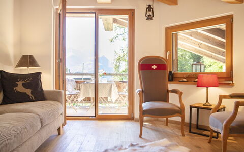 Chalet sans Soucis: Mobilia, Proprietà, Finestra, Costruzione, Comfort, Legna, Shade, Tessile, Interior Design, Sedia