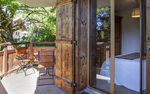 Chalet sans Soucis: Proprietà, Mobilia, Pianta, Legna, Porta, Shade, Interior Design, Color Legno, Pavimento