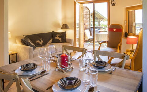 Chalet sans Soucis: Tavolo, Mobilia, Proprietà, Tavola, Sedia, Dishware, Tessile, Comfort, Interior Design, Legna
