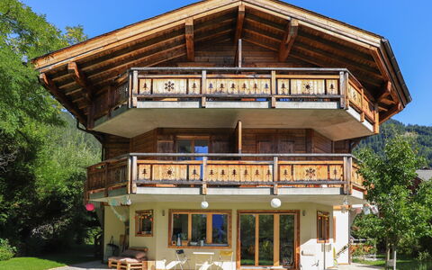Chalet sans Soucis: Cielo, Pianta, Proprietà, Costruzione, Finestra, Albero, Legna, Villetta, Raccordo, Immobiliare