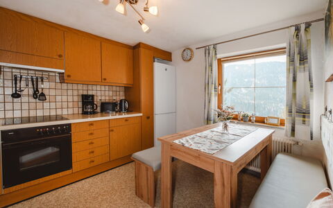 Dachstein Südwand: Mobilia, Interior Design, Legna, Pavimentazione, Cucina, Soffitto, Pavimento, Cabinetry, Controsoffitto, Camera