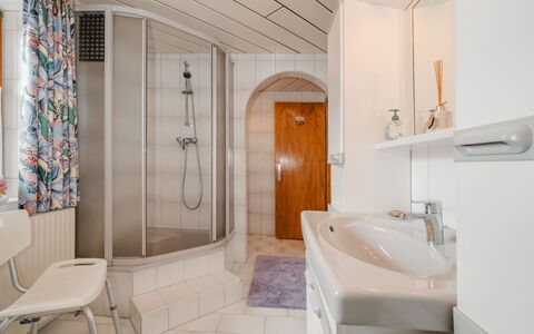 Dachstein Südwand: Pavimentazione, Interior Design, Idraulico Fixture, Pavimento, Lavandino Del Bagno, Bagno, Lavello, Soffitto, Camera, Idraulico