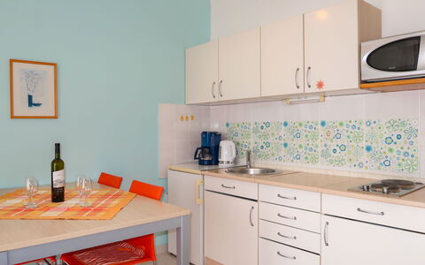 Senj 114: Cabinetry, Mobilia, Proprietà, Controsoffitto, Tavolo, Interior Design, Lavello, Cassetto, Cucina, Pavimentazione