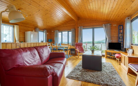 Lodge 9: Divano, Mobilia, Tavolo, Costruzione, Comfort, Finestra, Legna, Interior Design, Divano Letto, Pavimento
