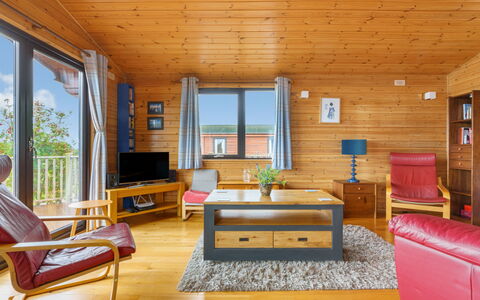Lodge 9: Mobilia, Proprietà, Tavolo, Finestra, Divano, Pianta, Legna, Costruzione, Comfort, Interior Design