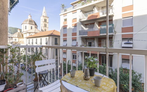 Agapanti House: Pianta, Tavolo, Costruzione, Proprietà, Mobilia, Cielo, Finestra, Vaso Di Fiori, Sedia, Urban Design