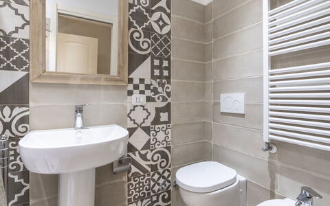 Agapanti House: Specchio, Idraulico Fixture, Rubinetto, Lavello, Lavandino Del Bagno, Proprietà, Bianca, Bagno, Viola, Nero