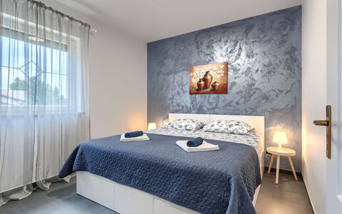 Labin 389: Letto, Camera Da Letto, Interior Design, Mobilia, Bedding, Lenzuolo, Biancheria, Pavimento, Tessile, Pavimentazione