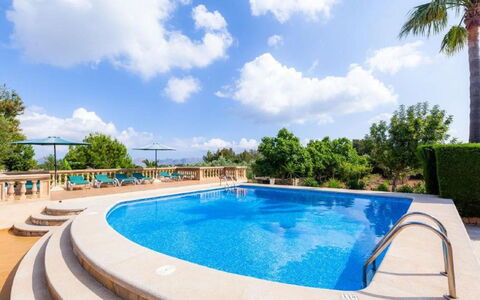 Can Cerda: Acqua, Nube, Cielo, Giorno, Proprietà, Piscina, Azzurro, Albero, Corpo D'Acqua, Pianta