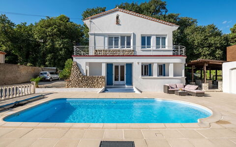 Villa les Treilles: Acqua, Cielo, Proprietà, Pianta, Piscina, Costruzione, Azzurro, Albero, Finestra, Shade