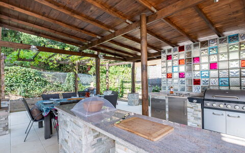 Villa les Treilles: Proprietà, Legna, Cabinetry, Pavimento, Albero, Fascio, Shade, Casa, Pavimentazione, Controsoffitto