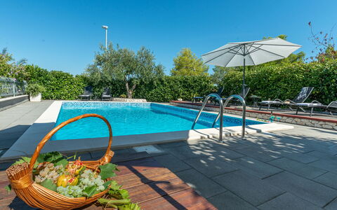 Otavia: Cielo, Acqua, Proprietà, Pianta, Piscina, Azzurro, Shade, Mobili Da Esterno, Lettino, Albero