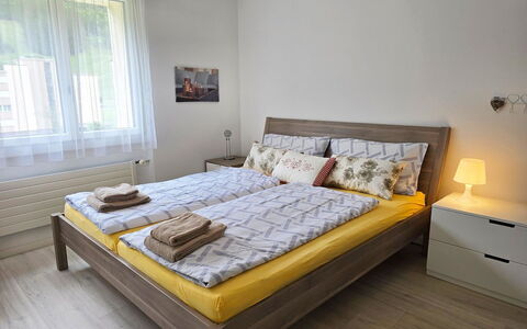 Sunnmatt Süd Wohnung 432: Letto, Camera Da Letto, Mobilia, Legna, Bedding, Lenzuolo, Interior Design, Pavimentazione, Pavimento, Telaio Del Letto