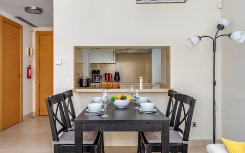 Cielo Y Mar Samara: Tavolo, Mobilia, Sedia, Tavola, Legna, Costruzione, Finestra, Cabinetry, Cucina