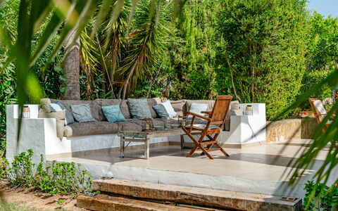 Villa Angelo: Mobilia, Mobili Da Esterno, Sedia, Shade, Tavolo Esterno, Giardino, Vaso Di Fiori, Latifoglie, Eco Hotel, Terrazza