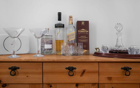 Suilven: Bottiglia, Tavola, Stemware, Barware, Bottiglia Di Vetro, Bicchiere, Vino, Latifoglie