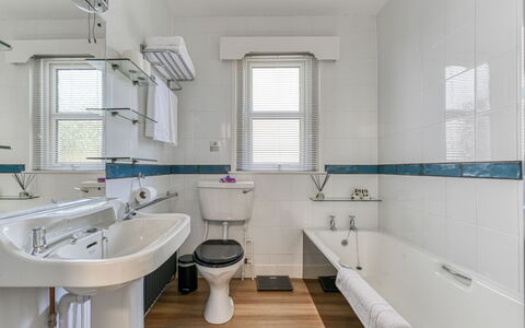 Suilven: Bagno, Idraulico Fixture, Pavimentazione, Toilet Seat, Gabinetto, Pavimento, Lavello, Interior Design, Idraulico, Rubinetto