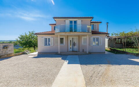 Villa Luna Maris: Cielo, Costruzione, Pianta, Proprietà, Finestra, Azzurro, Porta, Casa, Nube, Lotto