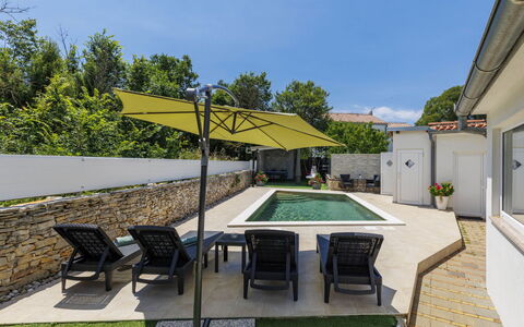 Marija: Piscina, Mobili Da Esterno, Zona Residenziale, Mobilia, Ricorrere, Casa, Shade, Materiale Composito, Sedia