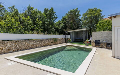 Marija: Piscina, Materiale Composito, Giardino, Giochi D'Acqua, Backyard, Calcestruzzo, Estate, Landscaping, Shade, Ricorrere