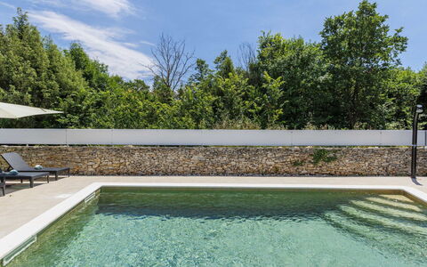 Marija: Piscina, Materiale Composito, Giardino, Shade, Landscaping, Giochi D'Acqua, Design, Backyard, Illuminazione Diurna, Ricorrere