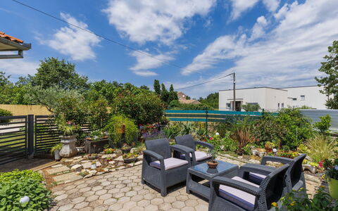 Marija: Arbusto, Giardino, Vaso Di Fiori, Landscaping, Shade, Eco Hotel, Pianta Della Casa, Sedia, Cortile