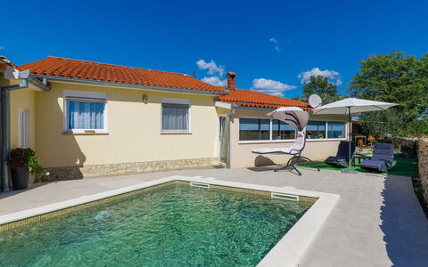 Marija: Cielo, Costruzione, Acqua, Proprietà, Finestra, Pianta, Azzurro, Piscina, Shade, Casa