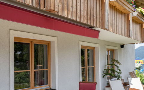 Katschberg 8: Costruzione, Proprietà, Mobilia, Finestra, Pianta, Tavolo, Sedia, Legna, Interior Design, Illuminazione