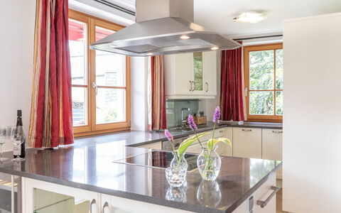 Katschberg 8: Cabinetry, Controsoffitto, Proprietà, Mobilia, Costruzione, Cucina, Finestra, Legna, Interior Design, Cassetto