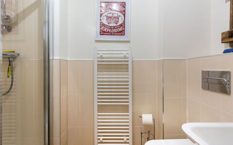 The Saltings: Idraulico Fixture, Interior Design, Vasca Da Bagno, Bagno, Pavimento, Porta, Pavimentazione, Rubinetto, Costruzione