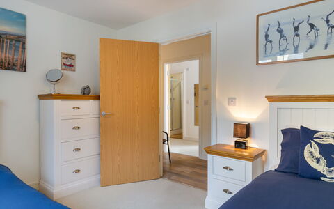 The Saltings: Mobilia, Cabinetry, Proprietà, Blu, Cassetto, Comfort, Costruzione, Legna, Cassettiera, Illuminazione
