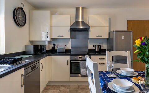The Saltings: Controsoffitto, Cabinetry, Mobilia, Lavandino Della Cucina, Lavello, Cucina Stufa, Cucina, Elettrodomestico Da Cucina, Elettrodomestico, Rubinetto