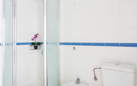 Costa del Silencio 601: Idraulico Fixture, Pavimentazione, Toilet Seat, Bagno, Pavimento, Gabinetto, Lavello, Interior Design, Idraulico, Piastrella
