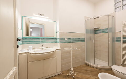 Villa Marconi: Specchio, Mobiletto Del Bagno, Rubinetto, Cabinetry, Idraulico Fixture, Lavello, Mobilia, Costruzione, Lavandino Del Bagno, Bagno