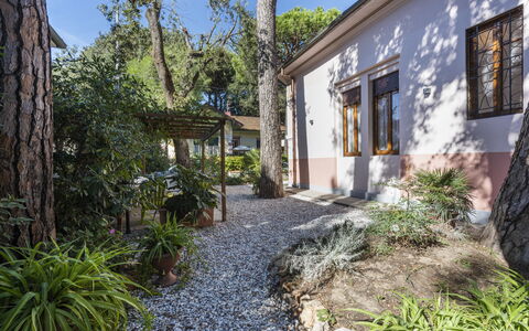 Villa Marconi: Pianta, Costruzione, Cielo, Finestra, Manto Stradale, Vegetazione, Architettura, Quartiere, Albero, Zona Residenziale