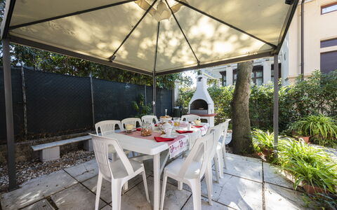 Villa Marconi: Tavolo, Pianta, Mobilia, Costruzione, Sedia, Shade, Mobili Da Esterno, Interior Design, Tavolo Esterno, Tavola